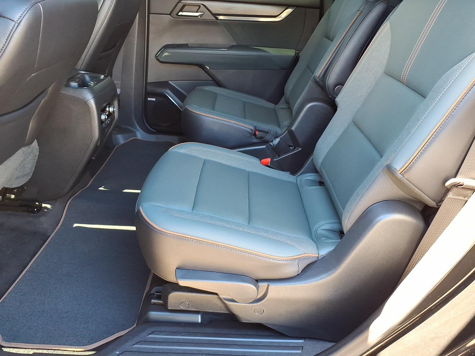 Used 2024 GMC Acadia AT4 AWD/4WD image 13