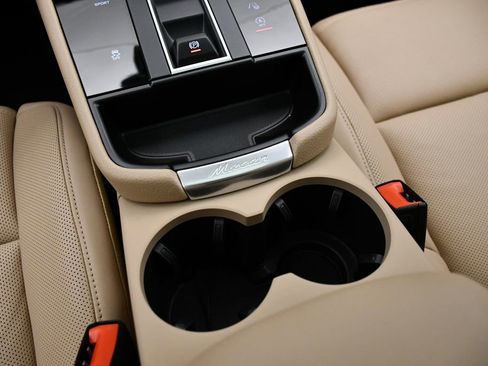 Certified 2025 Porsche Macan Turbo AWD/4WD image 33