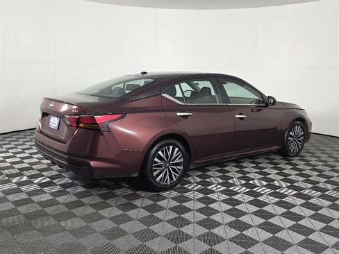 Used 2024 Nissan Altima 2.5 SV FWD image 3