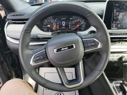 Used 2025 Jeep Compass Latitude w/ Sun & Sound Group AWD/4WD image 11
