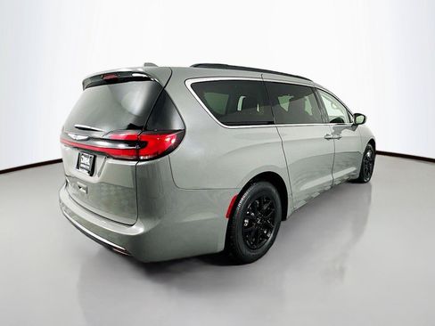 Used 2022 Chrysler Pacifica Touring-L FWD image 7