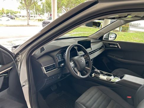 Used 2026 Mitsubishi Outlander SE image 6