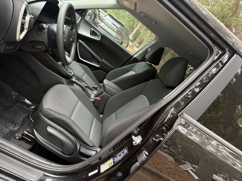 Used 2025 Kia Soul LX w/ LX Technology Package FWD image 24