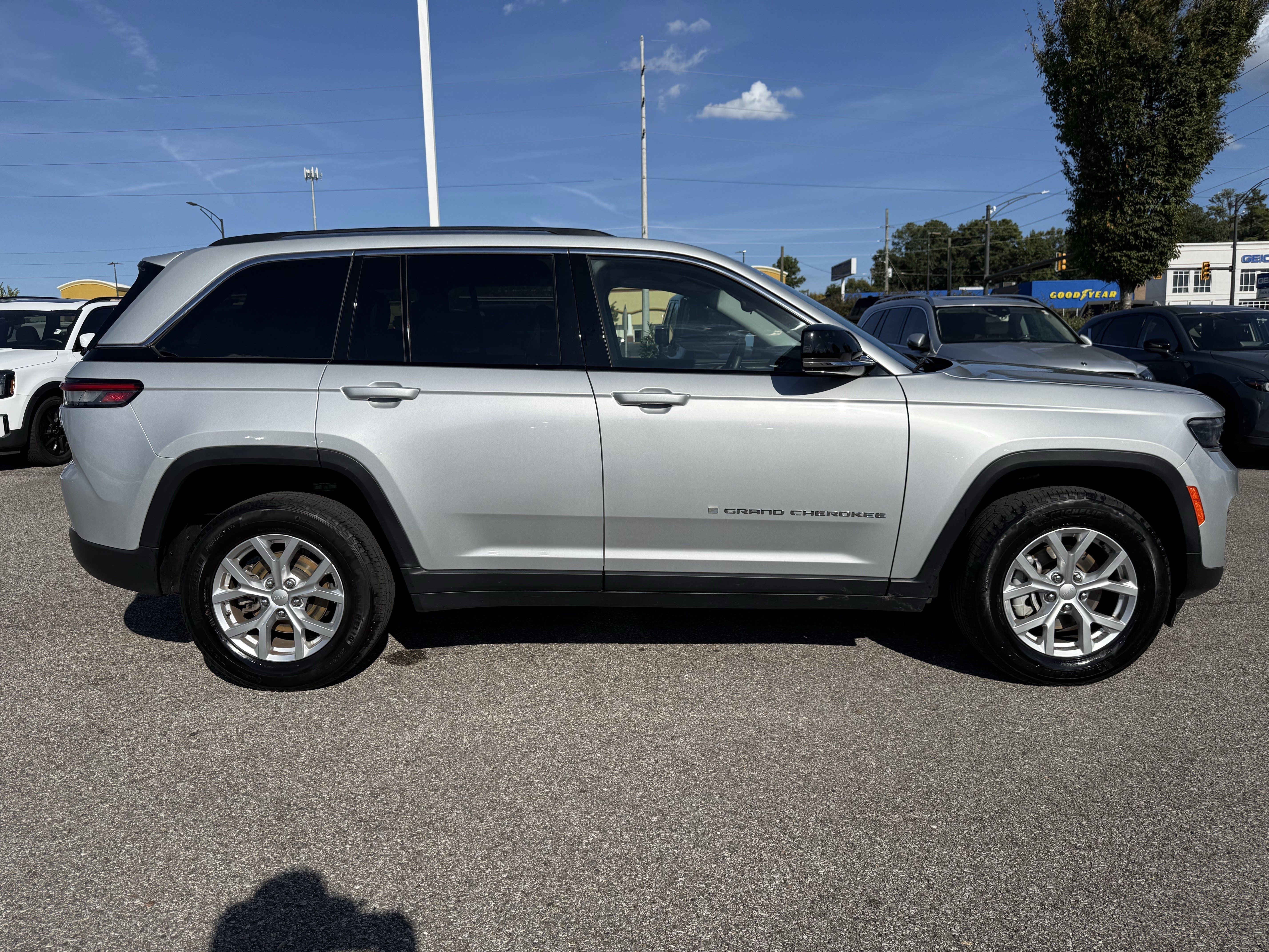 Used 2023 Jeep Grand Cherokee Limited AWD/4WD image 11