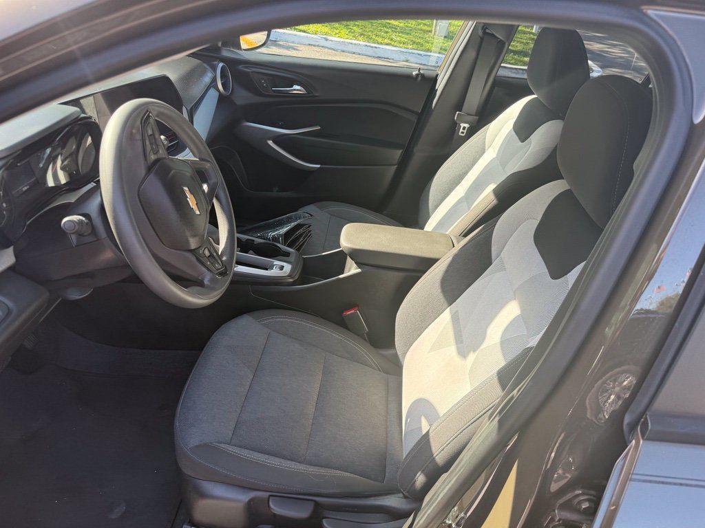 Used 2024 Chevrolet Trax LS w/ LS Convenience Package FWD image 7