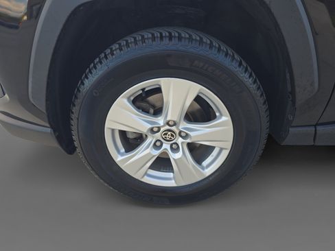 Used 2021 Toyota RAV4 XLE AWD/4WD image 9