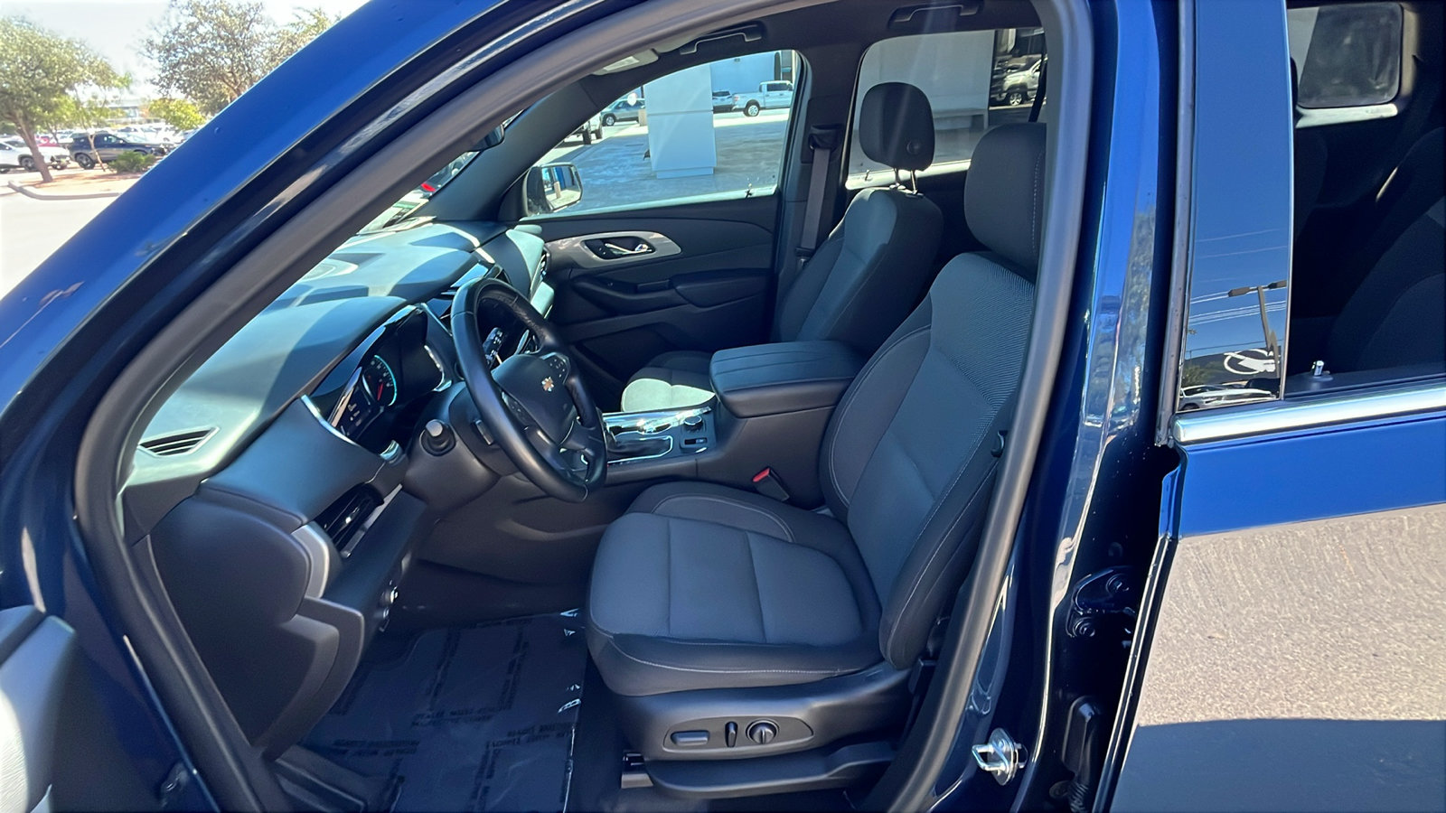 Used 2023 Chevrolet Traverse LT FWD image 10