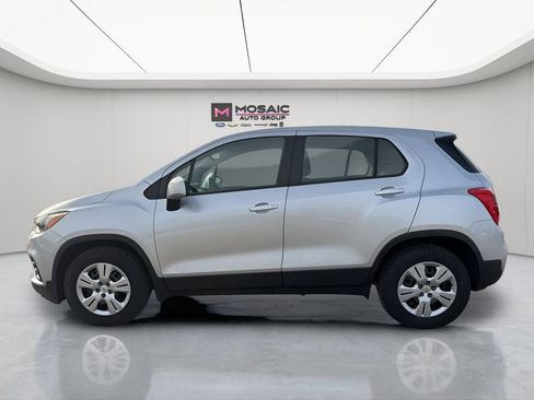 Used 2018 Chevrolet Trax LS image 3