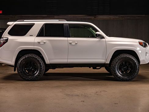 Used 2021 Toyota 4Runner SR5 AWD/4WD image 10