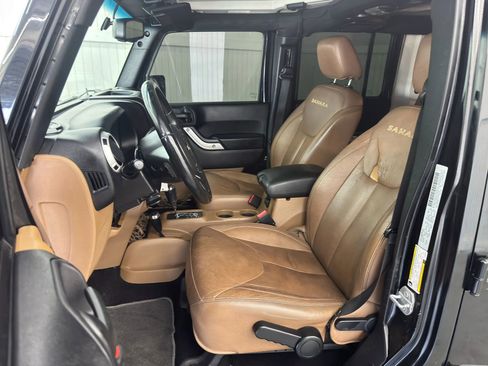 Used 2015 Jeep Wrangler Unlimited Sahara w/ Connectivity Group image 9