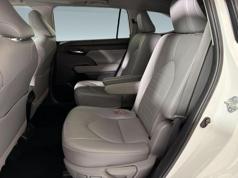Used 2021 Toyota Highlander XLE FWD image 21