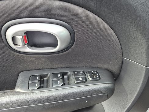 Used 2016 Kia Soul + FWD image 13