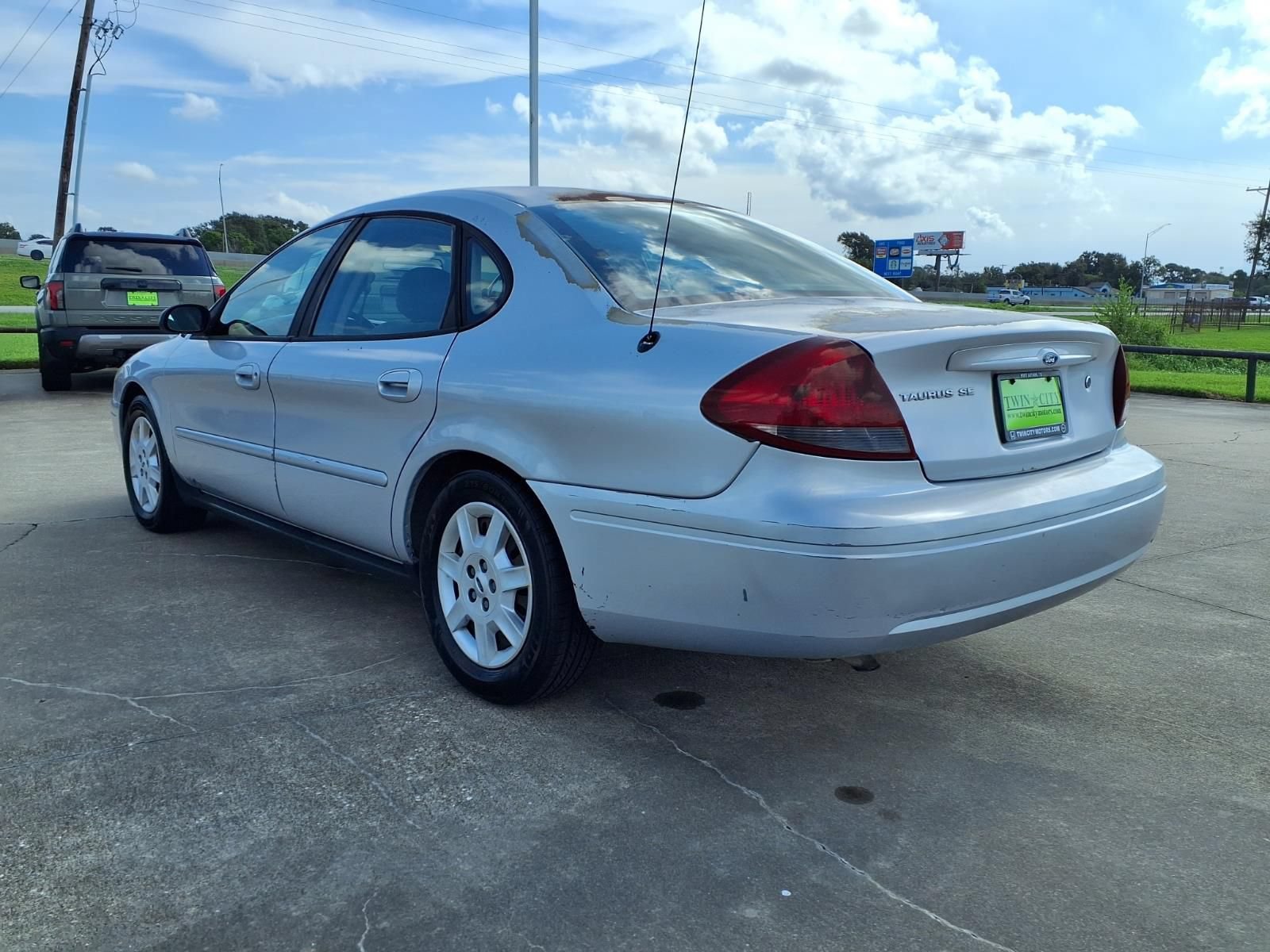 Used 2005 Ford Taurus SE FWD image 7