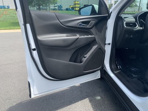Used 2024 Chevrolet Equinox LT FWD image 23
