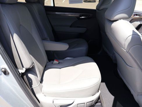 Used 2025 Toyota Highlander Platinum AWD/4WD image 15