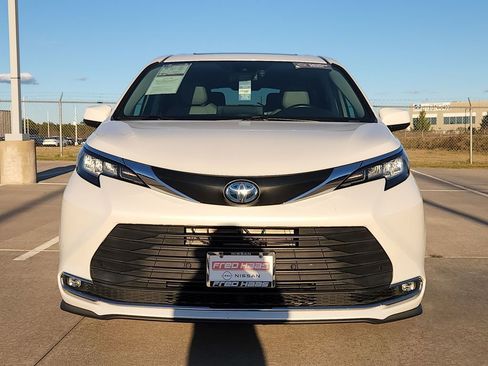 Used 2022 Toyota Sienna XLE image 14