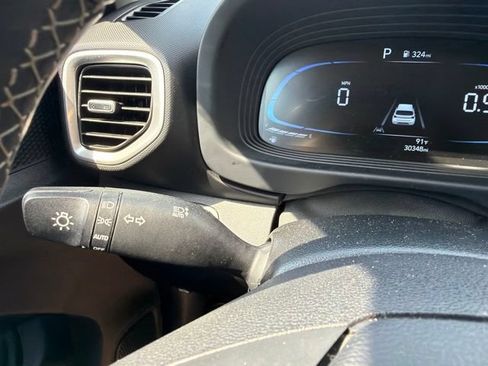 Used 2025 Hyundai Venue SEL FWD image 40