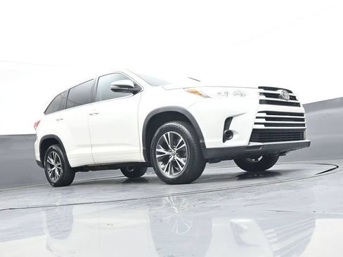 Used 2018 Toyota Highlander LE FWD image 30
