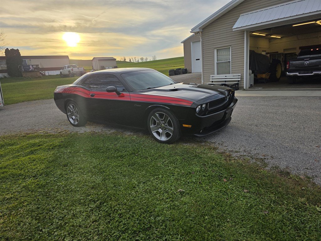 Used 2012 Dodge Challenger R/T RWD image 2