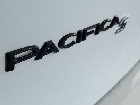 Used 2019 Chrysler Pacifica Touring Plus w/ S Appearance Package FWD image 6