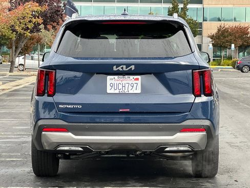 Certified 2025 Kia Sorento S image 5