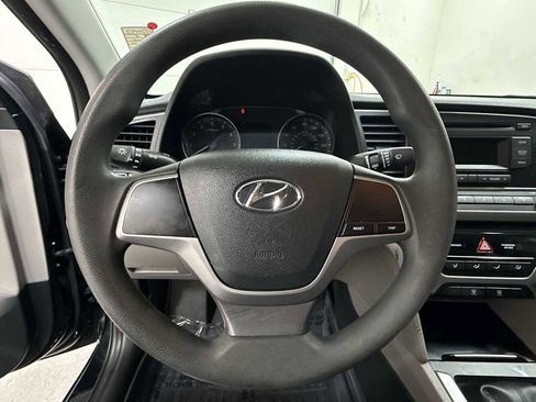Used 2018 Hyundai Elantra SE image 16
