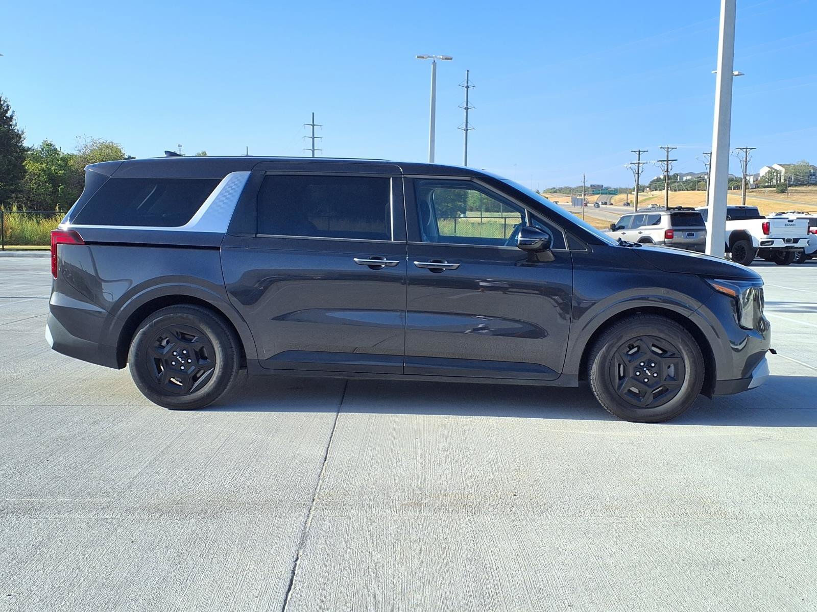 Used 2025 Kia Carnival FWD image 10