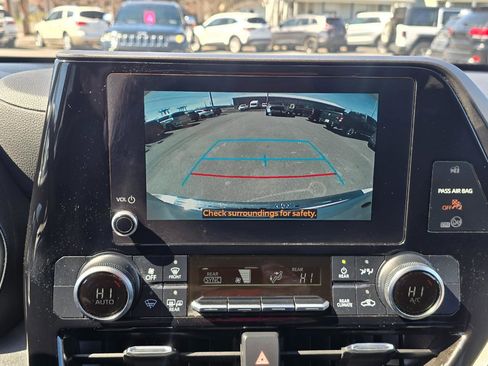 Used 2023 Toyota Highlander L image 10