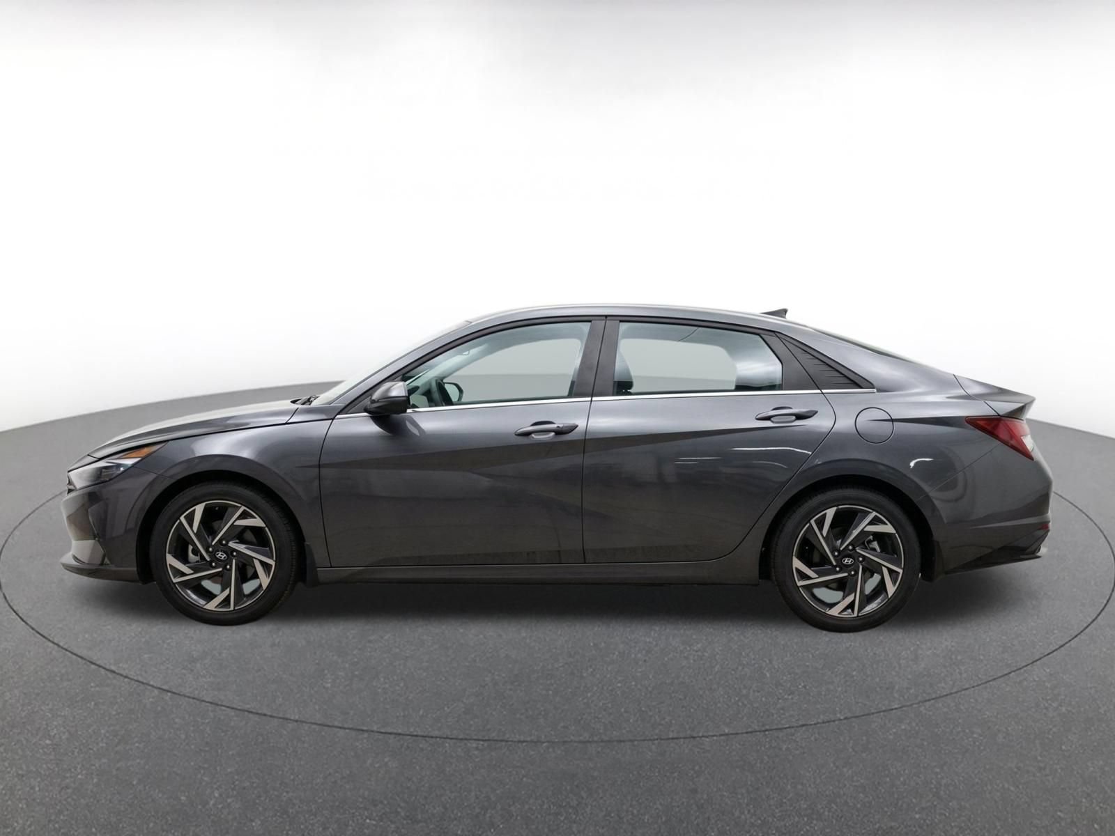 Used 2025 Hyundai Elantra SEL FWD image 4