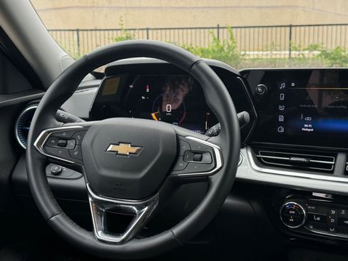 Used 2025 Chevrolet Trax LT w/ LT Convenience Package FWD image 34