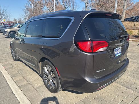 Used 2017 Chrysler Pacifica Limited w/ UConnect Theater Package image 5