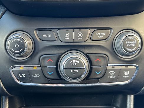 Used 2023 Jeep Cherokee Altitude Lux image 29