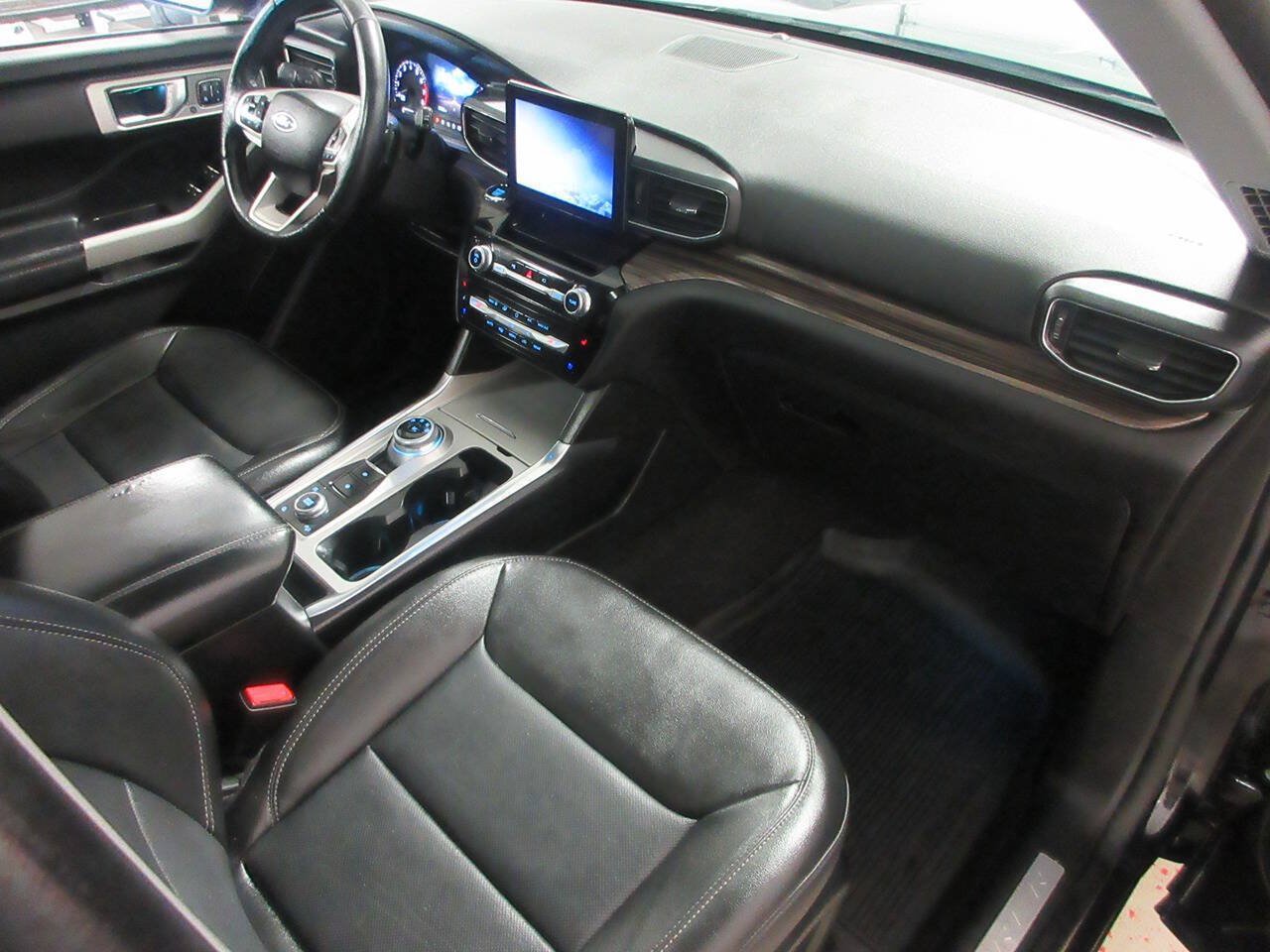 Used 2021 Ford Explorer Limited w/ Equipment Group 301A AWD/4WD image 23