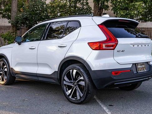 Used 2024 Volvo XC40 B5 Plus w/ Climate Package image 4