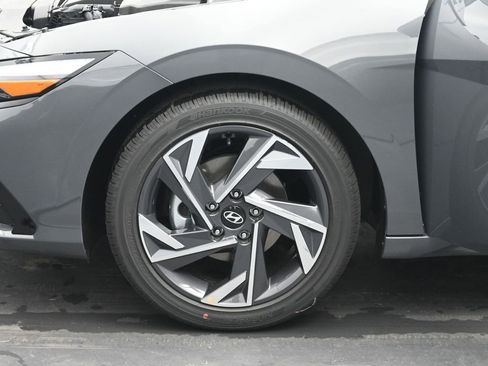 Used 2025 Hyundai Elantra Limited image 37