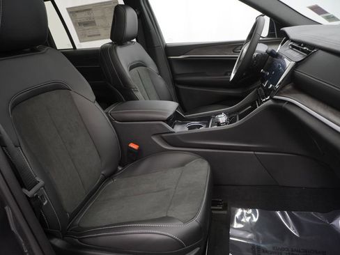 New 2026 Jeep Grand Cherokee Altitude AWD/4WD image 34