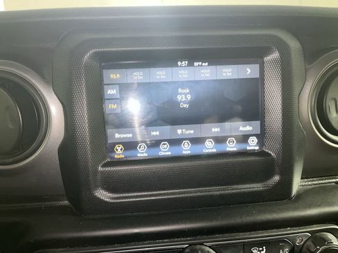 Used 2023 Jeep Gladiator Sport image 17