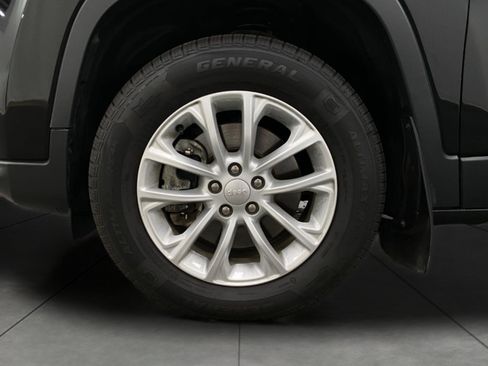 Used 2021 Jeep Cherokee Latitude AWD/4WD image 12