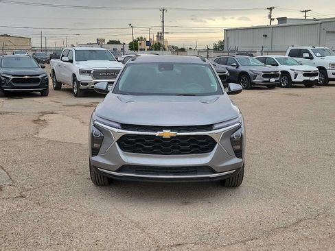 Used 2025 Chevrolet Trax LT FWD image 3