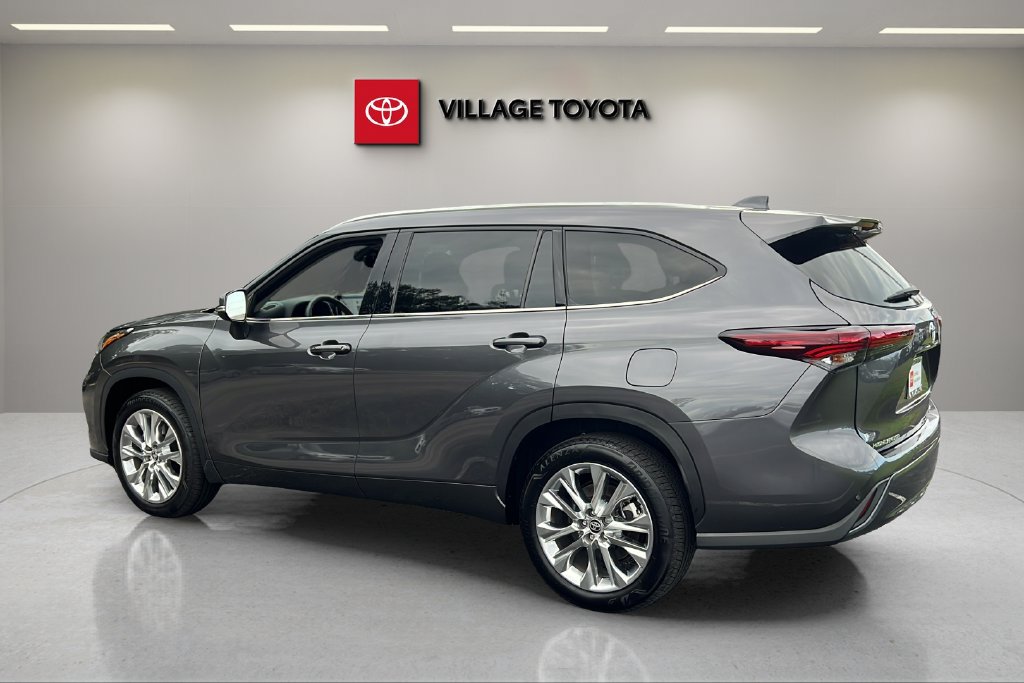 Used 2025 Toyota Highlander Limited FWD image 3
