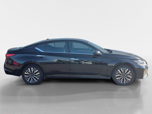 Used 2023 Nissan Altima 2.5 SV image 3
