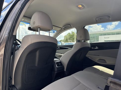 Used 2019 Kia Sorento FWD image 17