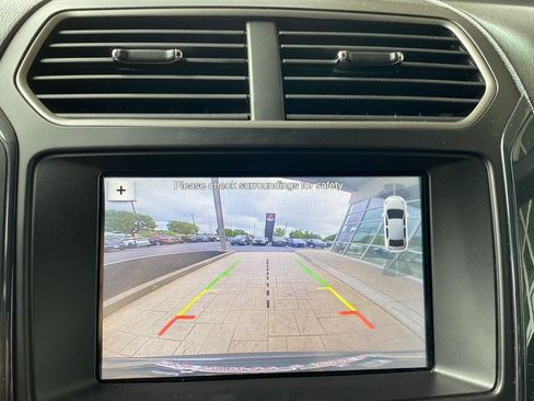 Used 2018 Ford Explorer XLT w/ Equipment Group 202A AWD/4WD image 34