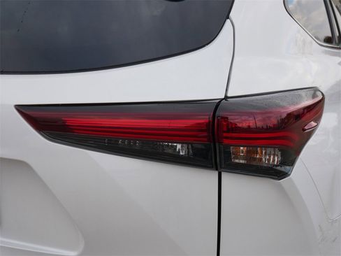 Used 2024 Toyota Highlander LE image 11