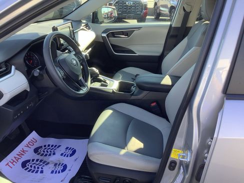 Used 2022 Toyota RAV4 XLE Premium image 12