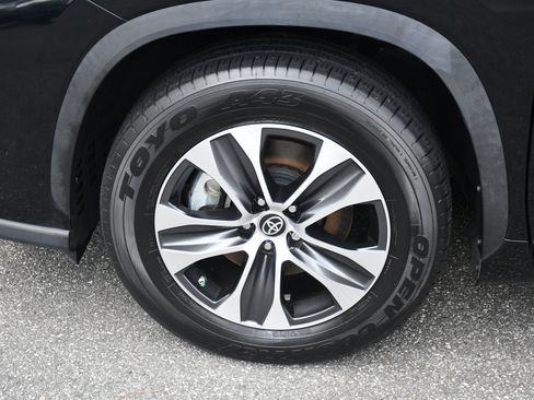 Used 2023 Toyota Highlander XLE FWD image 22