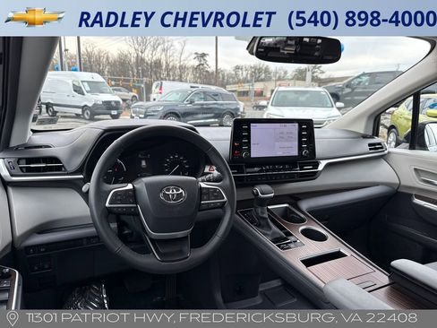 Used 2023 Toyota Sienna XLE image 17