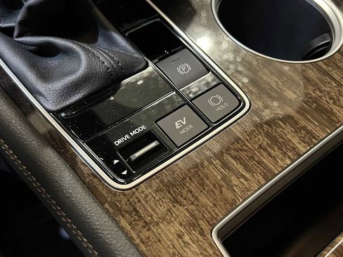 Used 2025 Toyota Sienna Limited image 21