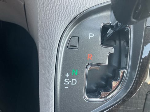 Used 2015 Toyota Venza LE FWD image 21