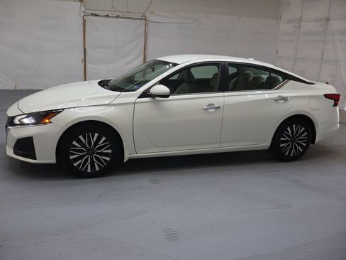 Used 2023 Nissan Altima 2.5 SV FWD image 4